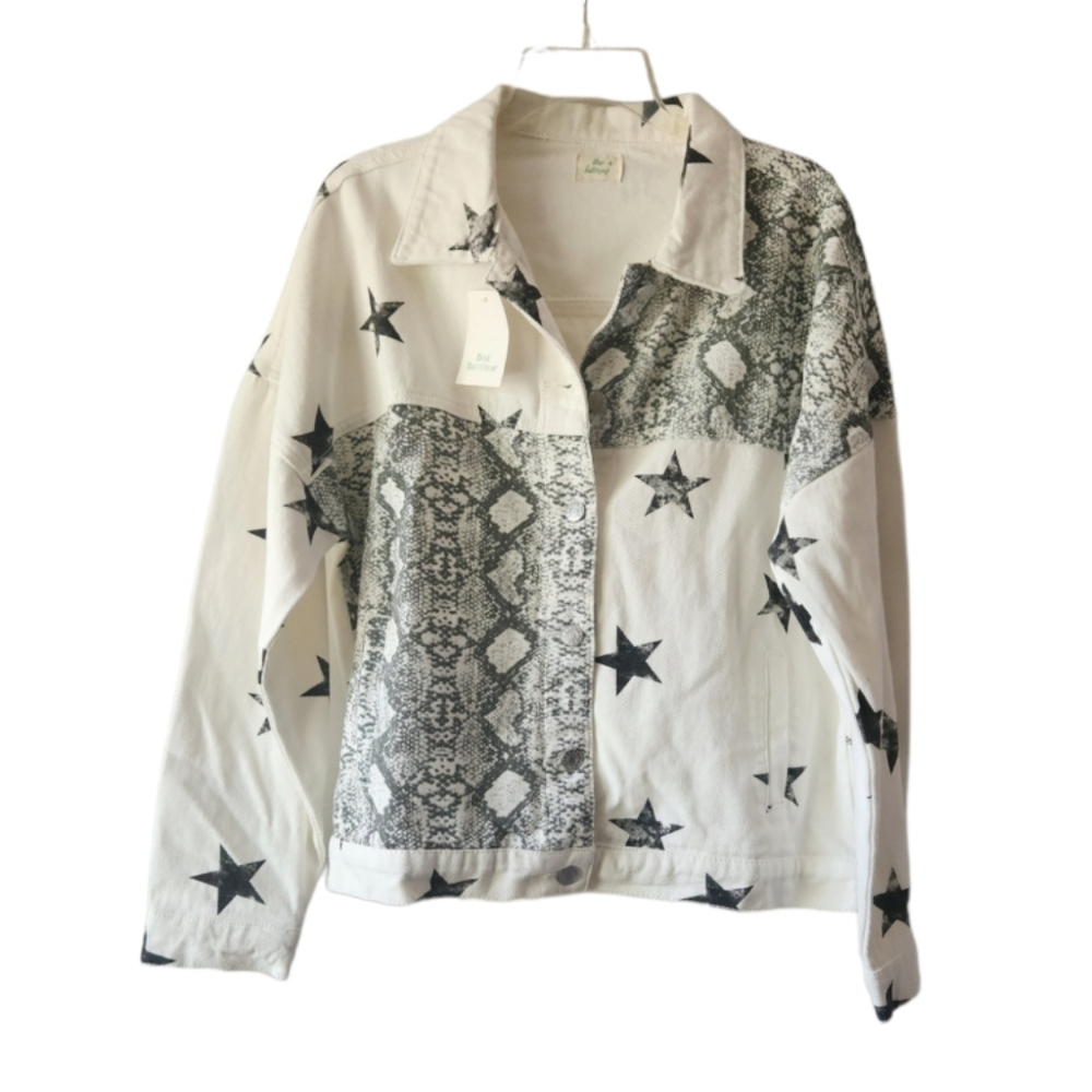 STAR AND SNAKE PRINT PATTERN  WHITE JEAN JACKET SZ MEDIUM NWT